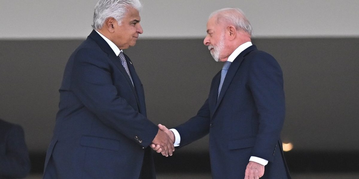 AME4069. BRASILIA (BRASIL), 28/08/2025.- El presidente de Brasil, Luiz Inácio Lula da Silva (d), recibe a su homólogo de Panamá, José Raúl Mulino este jueves, en el Palacio del Planalto en Brasilia (Brasil). Lula recibió a Mulino con un afectuoso abrazo en lo alto de una rampa que conduce al palacio y, después de escuchar los himnos de ambos países, se dirigieron al despacho del mandatario brasileño para una reunión privada, tras la cual ofrecerán una declaración conjunta ante los periodistas. EFE/Andre Borges